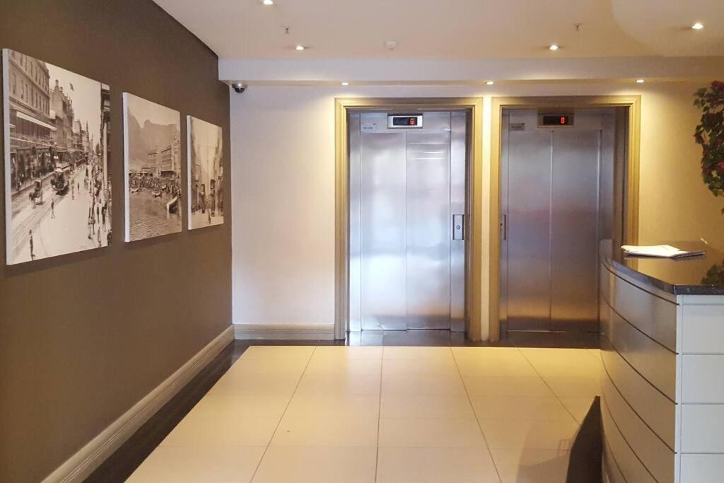 Four Seasons 818- Spacious Cbd Studio - Onsite Parking, Gym & Rooftop Pool Apartment Кейптаун Екстериор снимка