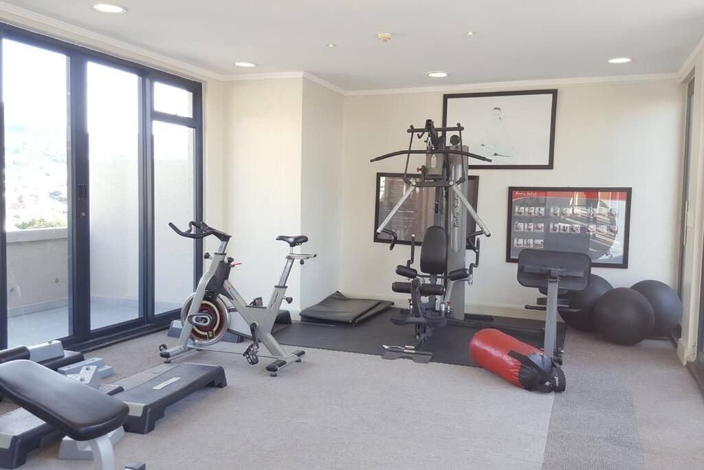 Four Seasons 818- Spacious Cbd Studio - Onsite Parking, Gym & Rooftop Pool Apartment Кейптаун Екстериор снимка