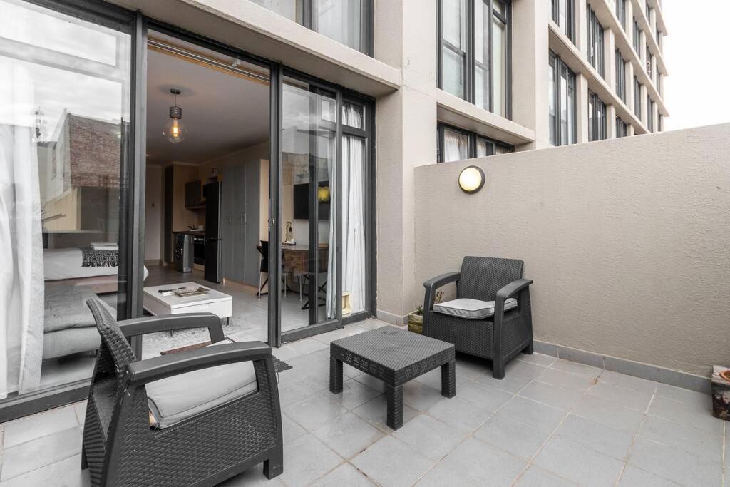 Four Seasons 818- Spacious Cbd Studio - Onsite Parking, Gym & Rooftop Pool Apartment Кейптаун Екстериор снимка